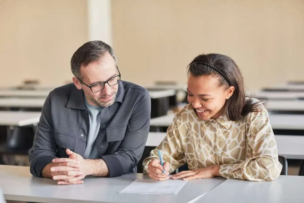 profesor orientando a un alumno