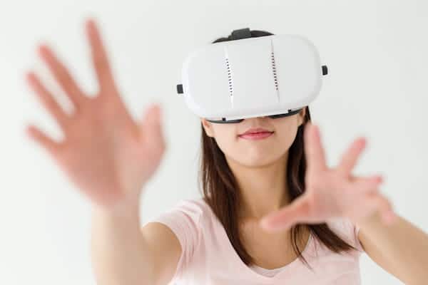 woman using virtual reality goggles wqdljyz (1)