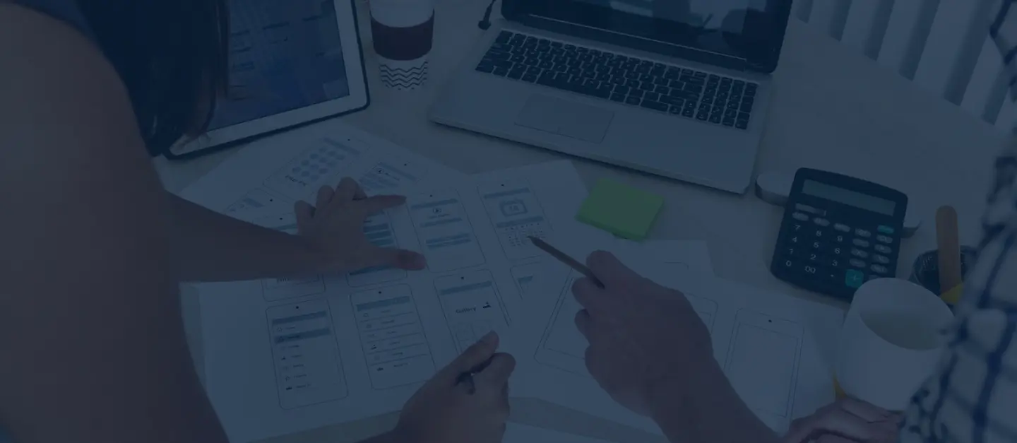 manos sobre mesa apuntando