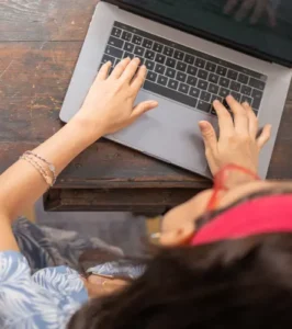 chica portatil mesa 266x300 1