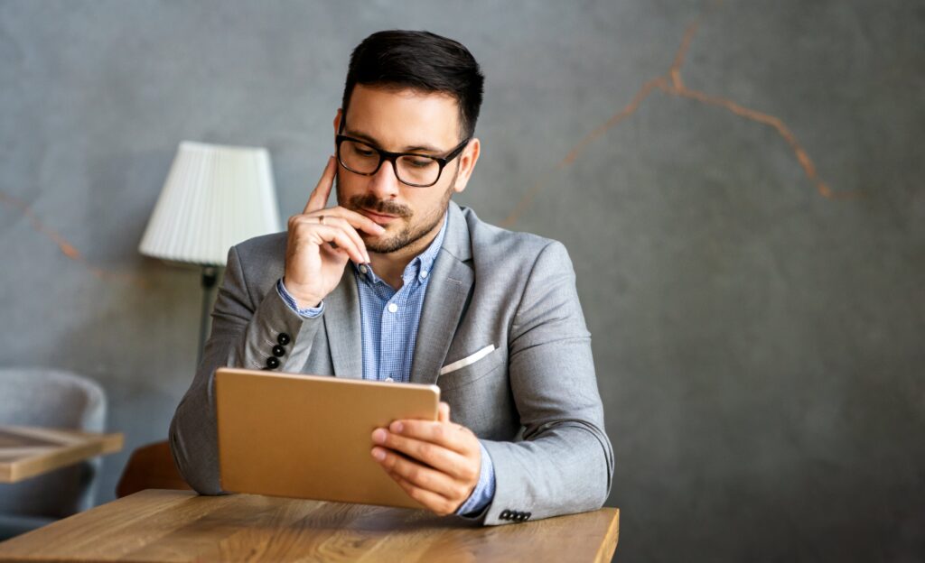 ¿Por qué es importante certificarse en dirección de proyectos? portrait of young business man working on digital 2023 04 19 02 16 12 utc
