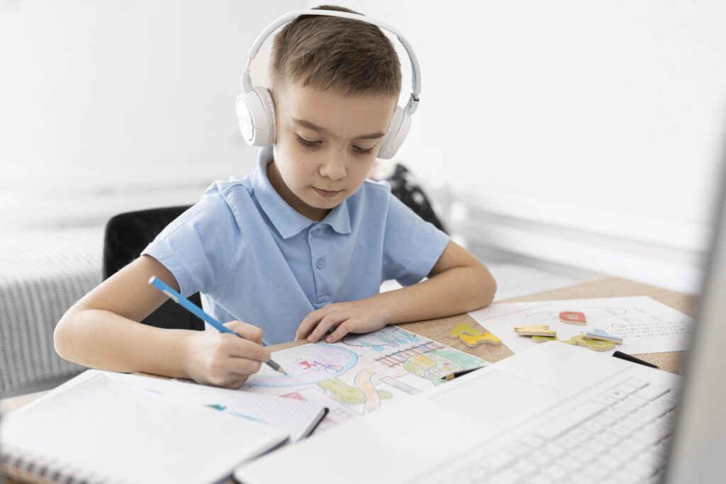 Síndrome de Asperger en la actualidad: Avances, desafíos y claves para una educación inclusiva medium shot kid with headphones drawing