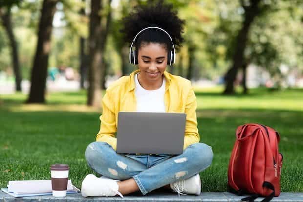 Todo sobre las licenciaturas en línea: Ventajas, dudas frecuentes y oportunidades estudiante estudiando a distancia